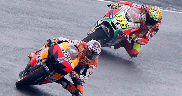 El australiano casey Stoner por delante de Rossi durante el GP de FRancia en Le Mans.
