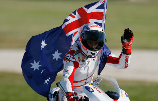 Stoner gana y Rossi acaricia el mundial