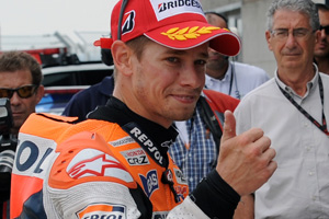 Stoner vuelve a pasar el rodillo