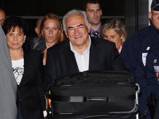 Ver v&iacute;deo  'Strauss-Kahn llega a Francia entre una gran expectaci&oacute;n'