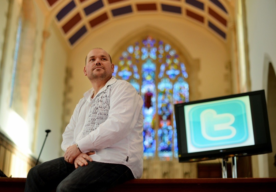 <strong>En el nombre del @Padre, del @Hijo&iquest; &iexcl;Me gusta!</strong>