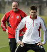 Su entrenador Rafa Benitez considera a Gerrard indispensable en los reds