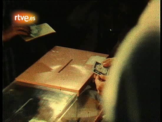 Adolfo Su&aacute;rez vota en las elecciones de 1977