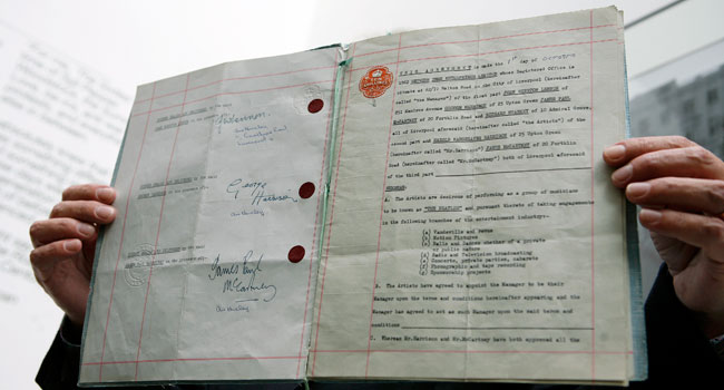 Subastan el primer contrato de los Beatles Subastan el primer contrato de los Beatles