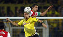 Subotic y Van Persie tratan de cabecear un bal&oacute;n en el Borussia Dortmund - Arsenal
