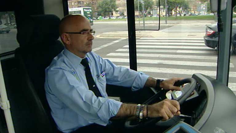 Un conductor de autobuses urbanos ha salvado la vida a una pasajera que se puso enferma