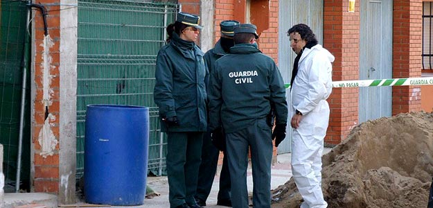 Agentes de la Guardia Civil y de la policia científica en la calle Cristóbal Colón de Medellín (Badajoz), donde se produjo el suceso Agentes de la Guardia Civil y de la policia científica en la calle Cristóbal Colón de Medellín (Badajoz), donde se produjo el suceso