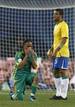 El jugador sudafricano Steven Pienaar se lamenta ante el brasile&ntilde;o Felipe Melo