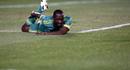 Mhlongo, en el suelo, resume la decepci&oacute;n sudafricana tras haber dominado el partido ante Brasil.