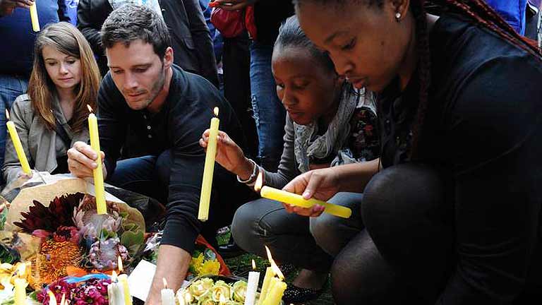 Blancos y negros de Sudáfrica lloran unidos la muerte de Mandela