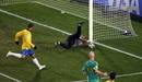 Khune atrapa el bal&oacute;n ante el acoso de Luis Fabiano durante el partido.
