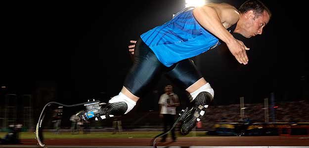 El sudafricano, Oscar Pistorius, durante la final de 400 metros en el Meeting de Mil&aacute;n