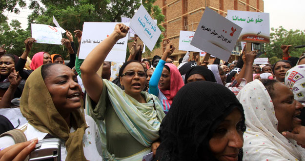 Mujeres sudanesas se manifiestan durante el juicio de Lubna Hussein. Mujeres sudanesas se manifiestan durante el juicio de Lubna Hussein.