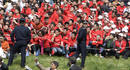 Espectadores chinos asisten a la ceremonia de encendido de la antorcha ol&iacute;mpica para los pr&oacute;ximos Juegos Ol&iacute;mpicos de Pek&iacute;n 2008.