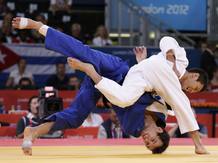 El surcoreano Cho Jun-Ho se ha impuesto al español Sugoi Uriarte, en un ajustado combate que han decidido los árbitos. El surcoreano Cho Jun-Ho se ha impuesto al español Sugoi Uriarte, en un ajustado combate que han decidido los árbitos.