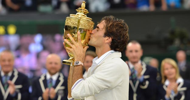 El suizo Roger Federer besa su s&eacute;ptimo Wimbledon conseguido ante Andy Murray.