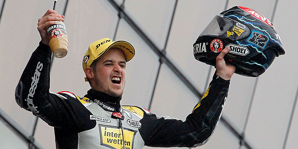 El suizo Thomas Luthi celebra la victoria en Le Mans.
