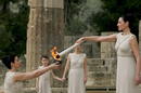 La actriz Mar&iacute;a Nafpliotou, que interpreta a la suma sacerdotisa, enciende la antorcha ol&iacute;mpica durante la ceremonia de encendido de la llama ol&iacute;mpica, frente al templo de Hera en la Antigua Olimpia, en Grecia.