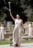 La actriz Mar&iacute;a Nafpliotou, que interpreta a la suma sacerdotisa, porta la llama ol&iacute;mpica durante la ceremonia de encendido de la antorcha ol&iacute;mpica frente al templo de Hera en la Antigua Olimpia, en Grecia.