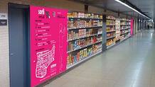 En un largo pasillo se pueden mostrar hasta 400 productos. Cada uno de ellos lleva un código QR especial que basta fotografiar con el móvil para añadir al 'carrito de la compra' En un largo pasillo se pueden mostrar hasta 400 productos. Cada uno de ellos lleva un código QR especial que basta fotografiar con el móvil para añadir al 'carrito de la compra'