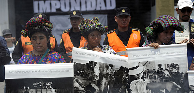 Supervivientes indígenas ixiles de la etnia ixil protestan contra la anulación de la condena a Ríos Montt