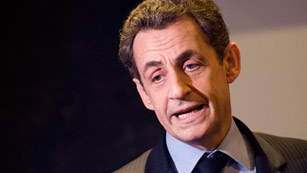 Ver v&iacute;deo  'Los supuestos lazos con Gadafi complican la segunda vuelta a Nicol&aacute;s Sarkozy'