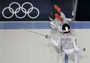 El surcoreano Choi Byungchul contra el egipcio Alaaeldin Abouelkassem durante la semifinal de esgrima de los Juegos.