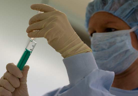 Una enfermera de ciruj&iacute;a se lava las manos antes de empezar a limpiar una herida de un paciente con la bacteria MRSA, una de las m&aacute;s resistentes.