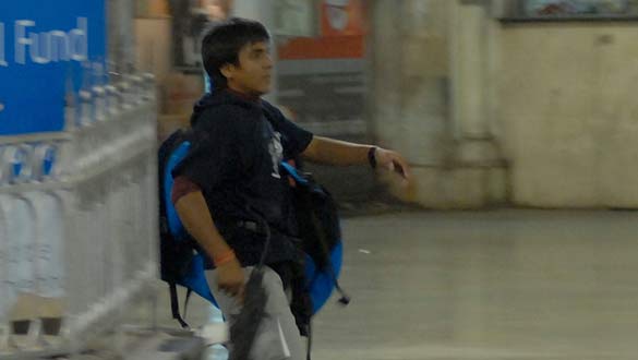 El sospechoso, 'cogido' en la estaci&oacute;n Victoria con un rifle.