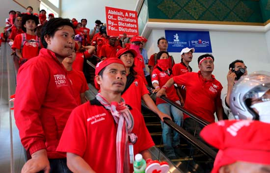 Ver v&iacute;deo  'Suspenden la cumbre de la ASEAN por los disturbios'