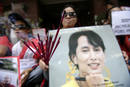 Un activista sostiene una pancarta pidiendo la liberaci&oacute;n de San Suu Kyi.