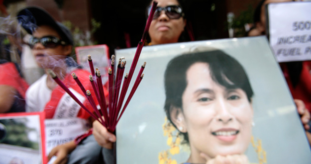 Un activista sostiene una pancarta pidiendo la liberaci&oacute;n de San Suu Kyi.