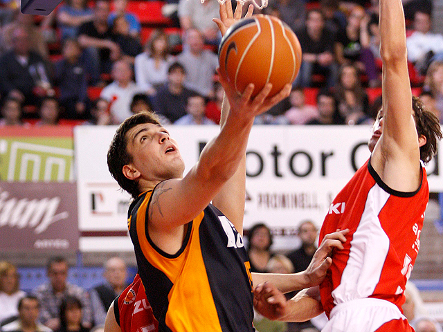 Suzuki Manresa 76-69 Ayuda en Acci&oacute;n Fuenlabrada