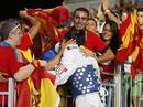 La espa&ntilde;ola Brigitte Yag&uuml;e es felicitada por su equipo tras ganar a la tailandesa Chanatip Sonkham, en la semifinal de -49kg de taekwondo.