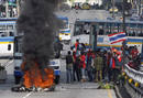 Los partidarios de Shinawatra queman neum&aacute;ticos en sus protestas en Bangkok.