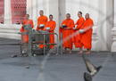 Monjes se alinean atr&aacute;s de una barrera de alambre de p&uacute;as cerca de la sede del Gobierno en Bangkok.