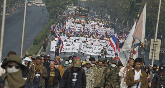Manifestantes tailandeses rodean un colegio electoral para impedir las elecciones anticipadas.