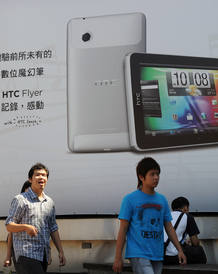 Un cartel publicitario en Taipei promociona uno de los últimos modelos presentados por HTC Un cartel publicitario en Taipei promociona uno de los últimos modelos presentados por HTC