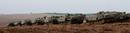 Una fila de tanques se trasladan por la frontera entre Israel y Gaza el lunes 05 de enero. El Ej&eacute;rcito israel&iacute; dividi&oacute; Gaza en dos partes al penetrar sus unidades desde el puesto fronterizo de Karni hasta el mar.