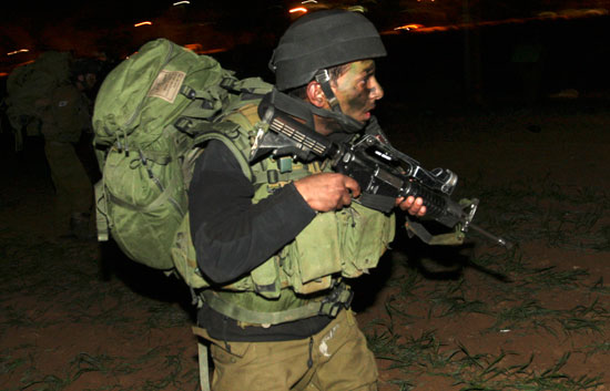 Tanques israel&iacute;es invaden Gaza
