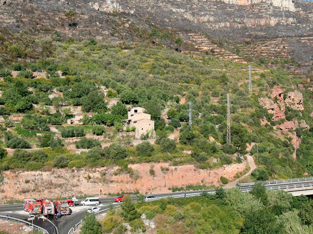 El viento dificulta la extinci&oacute;n del fuego de Tarragona