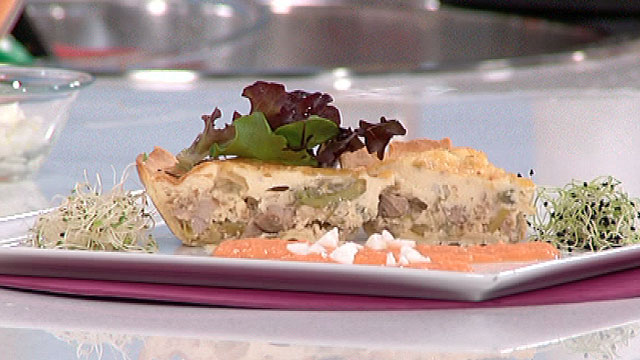 Saber cocinar - Tarta de esp&aacute;rragos y cordero con salmorejo 