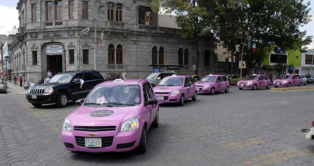 Taxis rosas circulan por las calles de la ciudad de Puebla (México). Taxis rosas circulan por las calles de la ciudad de Puebla (México).