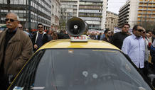 Taxistas griegos se manifiestan en Atenas ante la cr&iacute;tica situaci&oacute;n econ&oacute;mica que atraviesa su pa&iacute;s.