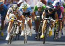 Mark Cavendish esprinta para ganar la quinta etapa del Tour de Francia. El brit&aacute;nico del HTC Columbia ha sido el dominador de las llegadas masivas.