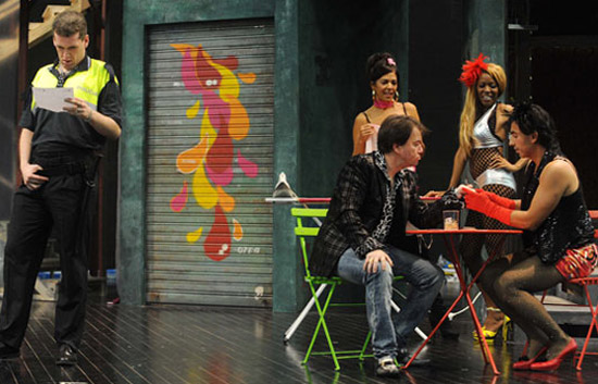 Teatro denuncia de d&iacute;a, cuento infantil de noche (Miradas 2)