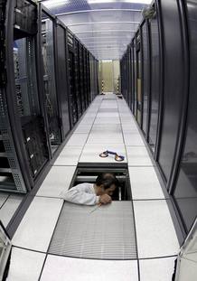 Un técnico trabaja en la sala de ordenadores del Laboratorio Europeo de Física de Partículas (CERN) cerca de Ginebra (02/10/08). Un técnico trabaja en la sala de ordenadores del Laboratorio Europeo de Física de Partículas (CERN) cerca de Ginebra (02/10/08).