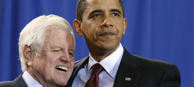 Ted Kennedy y Barack Obama participan juntos en un acto, en abril de 2009.