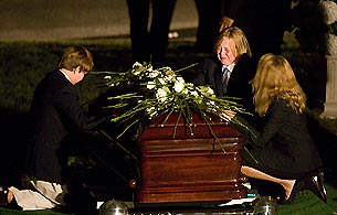 Ver v&iacute;deo  'Ted Kennedy ya descansa junto a sus hermanos en el Cementerio Nacional de Arlington'