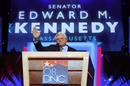 El senador Ted Kennedy interviene en un emotivo discurso en Denver durante la Convenci&oacute;n Dem&oacute;crata de la que Obama saldr&aacute; elegido candidato oficial a la Casa Blanca.